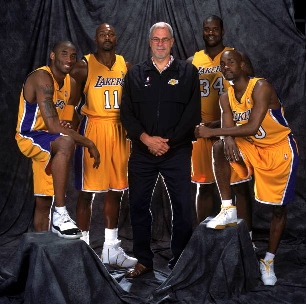 Ottobre 2003: Kobe Bryant, Karl Malone, Shaquille O&#39;Neal e Gary Payton circondano Phil Jackson, che si ritrova a gestire un gruppo stellare